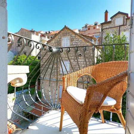 Historic Piazza House & Romantic Hidden Garden Hvar Town
