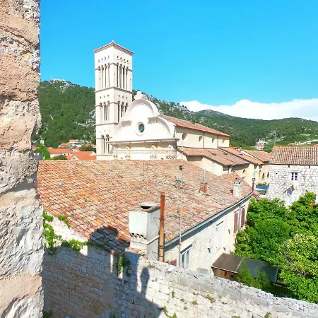 Historic Piazza House & Romantic Hidden Garden Hvar Town