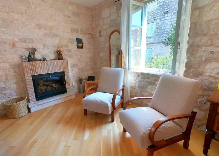 Historic Piazza House & Romantic Hidden Garden شقة *