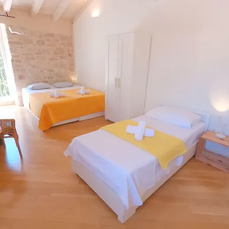 Historic Piazza House & Romantic Hidden Garden