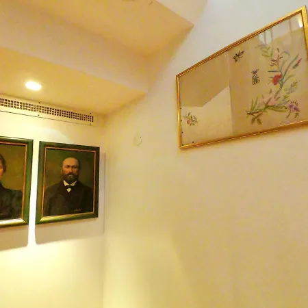 Historic Piazza House & Romantic Hidden Garden דירה *