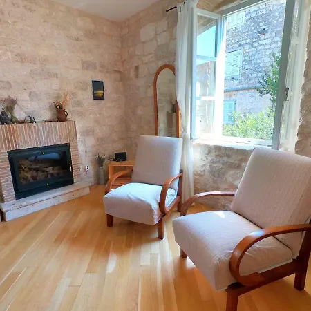 Historic Piazza House & Romantic Hidden Garden شقة *