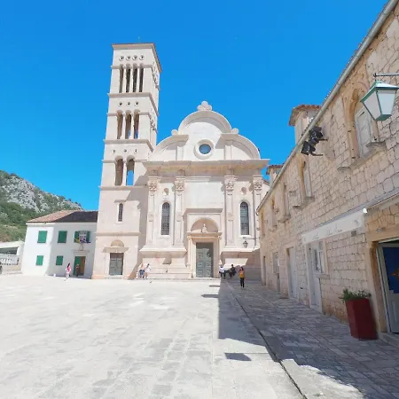 Historic Piazza House & Romantic Hidden Garden 公寓