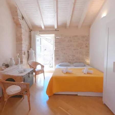 Historic Piazza House & Romantic Hidden Garden דירה