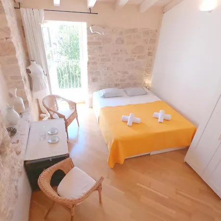 Historic Piazza House & Romantic Hidden Garden شقة