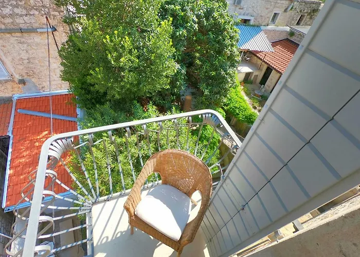 Historic Piazza House & Romantic Hidden Garden Hvar Town