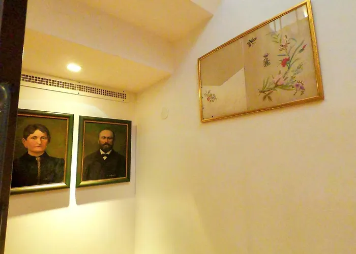 Historic Piazza House & Romantic Hidden Garden Apartment *