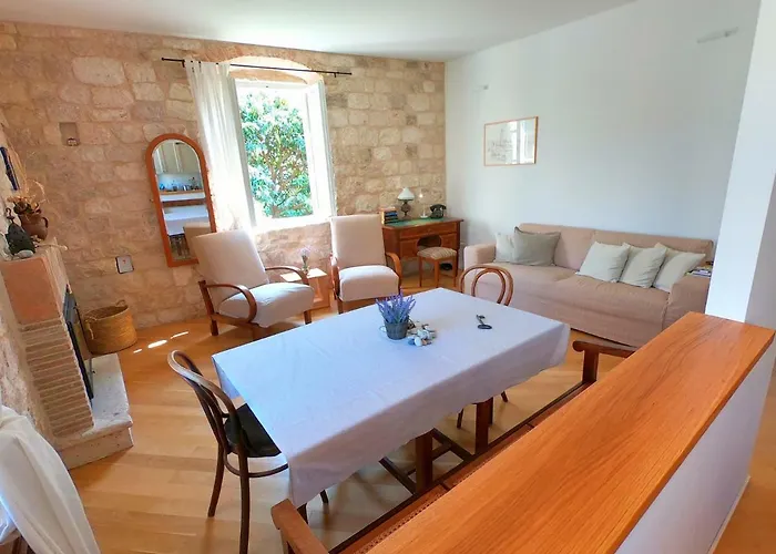 Historic Piazza House & Romantic Hidden Garden Hvar Town