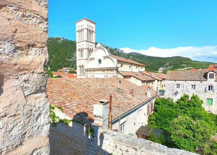Historic Piazza House&romantic Hidden Garden Hvar Town