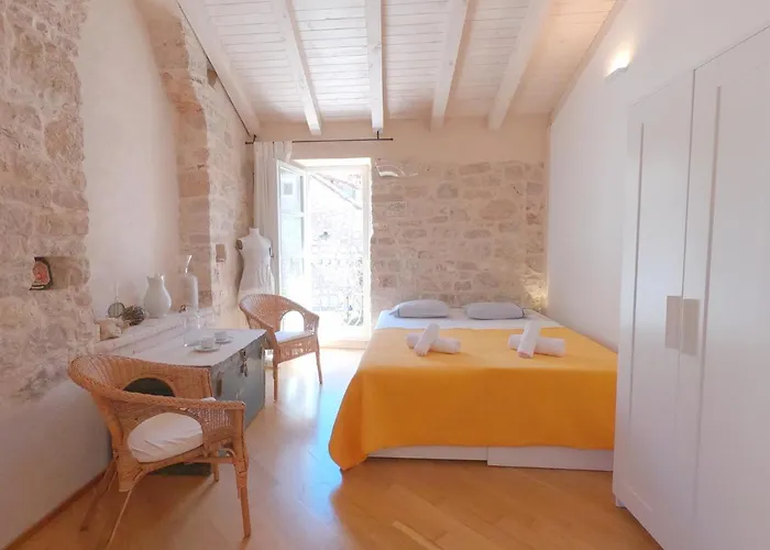 Historic Piazza House & Romantic Hidden Garden Apartment