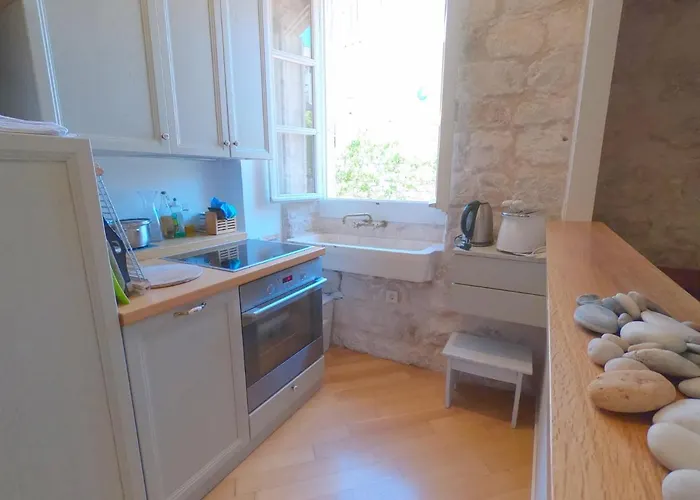 Apartment Historic Piazza House & Romantic Hidden Garden Hvar Town