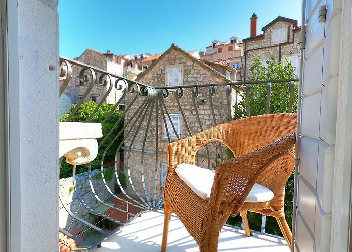 Historic Piazza House & Romantic Hidden Garden Hvar Town